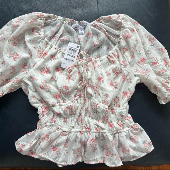 NWT And Now This Women’s Scooped Neck Smocked Floral top Size XS - Picture 2 of 6